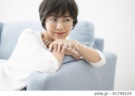 ソファーくつろぐ若い女性 81799229