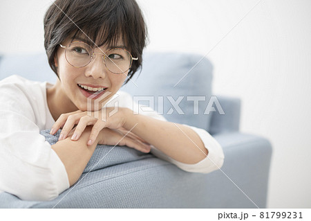 ソファーくつろぐ若い女性 ソファーくつろぐ若い女性 81799231