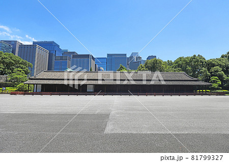 江戸城　百人番所と丸の内の高層ビル群 81799327