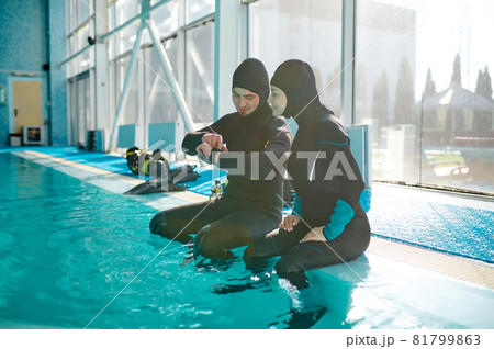 Woman and divemaster in scuba gear, diving school Woman and divemaster in scuba gear, diving school 81799863