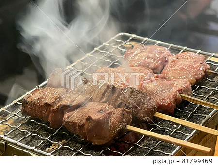 炭火で焼くやきとり 81799869