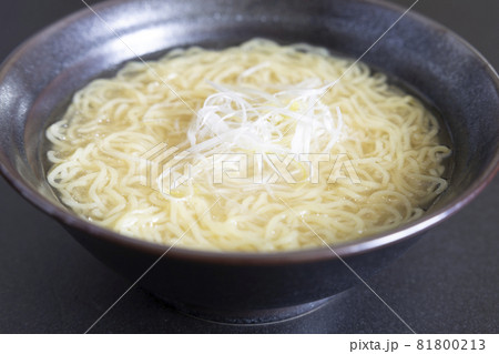 家庭料理のラーメン、あご出汁スープ 81800213