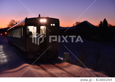 北杜市小淵沢町、マジックアワー、雪の朝下り一番列車 81800264