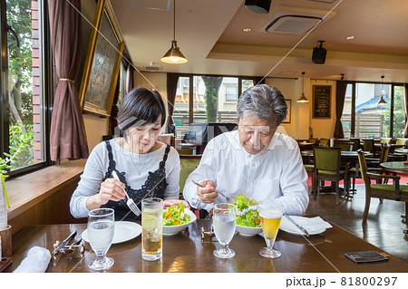 グランドピアノの有る 老舗ピザレストランで結婚記念日をたのしむシニア夫婦 グランドピアノの有る 老舗ピザレストランで結婚記念日をたのしむシニア夫婦 81800297