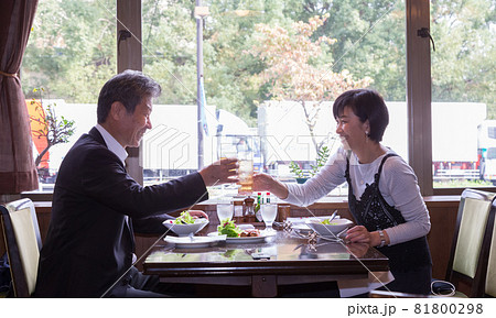 グランドピアノの有る 老舗ピザレストランで結婚記念日をたのしむシニア夫婦 81800298