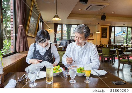 グランドピアノの有る 老舗ピザレストランで結婚記念日をたのしむシニア夫婦 グランドピアノの有る 老舗ピザレストランで結婚記念日をたのしむシニア夫婦 81800299