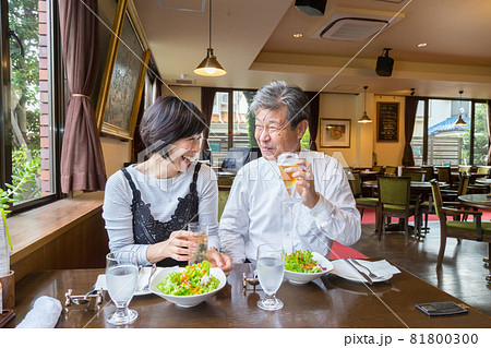 グランドピアノの有る 老舗ピザレストランで結婚記念日をたのしむシニア夫婦 81800300