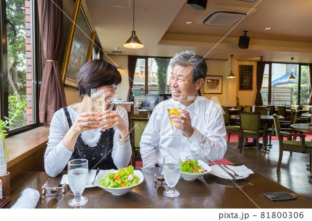 グランドピアノの有る 老舗ピザレストランで結婚記念日をたのしむシニア夫婦 81800306