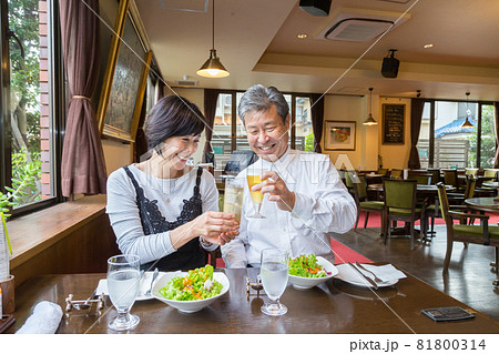 グランドピアノの有る 老舗ピザレストランで結婚記念日をたのしむシニア夫婦 81800314