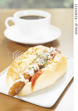 おいしいソーセージパンとコーヒー おいしいソーセージパンとコーヒー 81800335