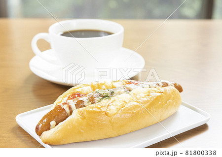 おいしいソーセージパンとコーヒー おいしいソーセージパンとコーヒー 81800338