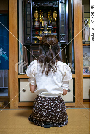 仏間で仏壇に手を合わせる若い女性の後姿 仏間で仏壇に手を合わせる若い女性の後姿 81800999