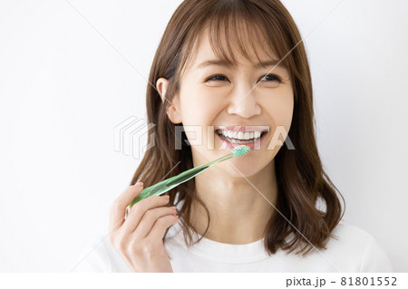 歯磨きをする若い女性　 81801552