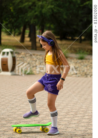 Fashion Girl Child with Skateboard 81802000