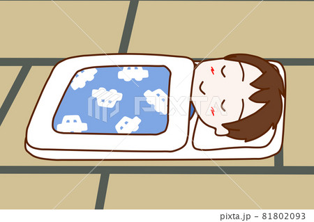 和室の畳の上の布団ですやすや眠る少年 81802093