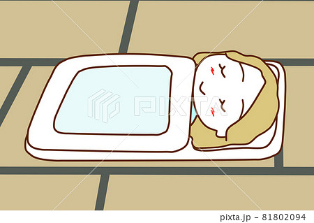 和室の畳の上の布団ですやすや眠る白人女性 和室の畳の上の布団ですやすや眠る白人女性 81802094