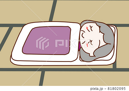 和室の畳の上の布団ですやすや眠る高齢の女性 81802095