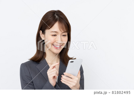 ビジネスウーマン　スマートフォン 81802495