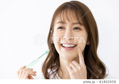 歯磨きをする若い女性　 81802656