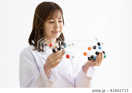 研究者 コロナウイルス 新薬 ワクチン 分子模型 研究者 コロナウイルス 新薬 ワクチン 分子模型 81802715