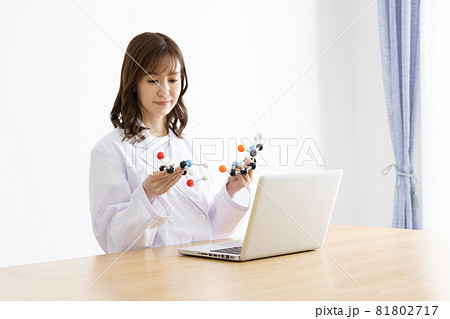 研究者 コロナウイルス 新薬 ワクチン 分子模型 研究者 コロナウイルス 新薬 ワクチン 分子模型 81802717