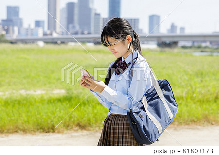 女子高生とスマホ 81803173