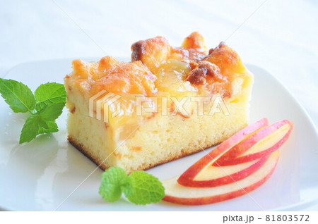 リンゴのケーキ（アップルケーキ）_秋のスイーツ・秋のお菓子イメージ 81803572