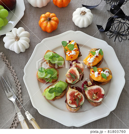 秋のフルーツタルティーヌ　柿のタルティーヌ　シャインマスカットのタルティーヌ　いちじくのタルティーヌ 81803760