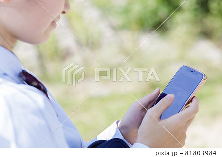 スマホを操作する女子高生 スマホを操作する女子高生 81803984