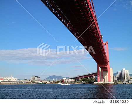 洞海湾に架かる赤色の吊り橋、若戸大橋 81804089