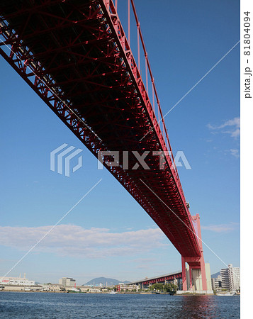 洞海湾に架かる赤色の吊り橋、若戸大橋 81804094