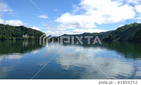真夏にボートで湖へ 81804252