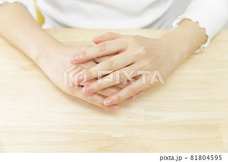 女性の手 女性の手 81804595