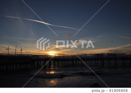 アメリカ西海岸の海に沈む夕日 81806808