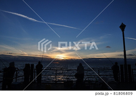 カリフォルニアの桟橋の夕日と釣り人 81806809