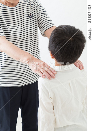 孫に言い聞かす祖母 81807438