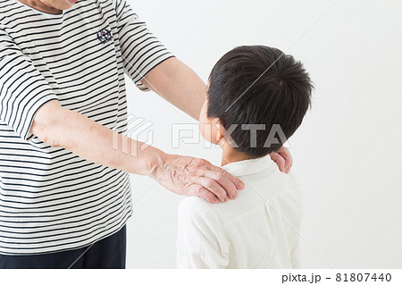 孫に言い聞かす祖母 孫に言い聞かす祖母 81807440