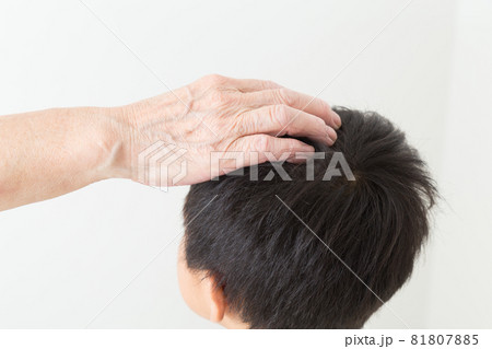 孫の頭を撫でる祖母 孫の頭を撫でる祖母 81807885
