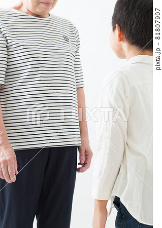 孫と祖母 孫と祖母 81807907