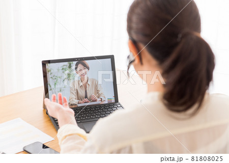 自宅でテレワーク中にオンラインミーティングをする女性 81808025
