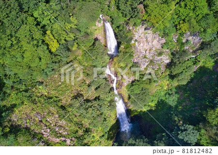 雄大な不動滝　新潟県糸魚川市（ドローンによる空撮） 81812482