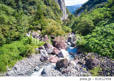 小滝川ヒスイ峡 巨大なヒスイの原石 新潟県糸魚川市（ドローンによる空