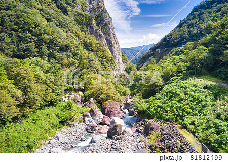 小滝川ヒスイ峡　巨大なヒスイの原石　新潟県糸魚川市（ドローンによる空撮） 81812499