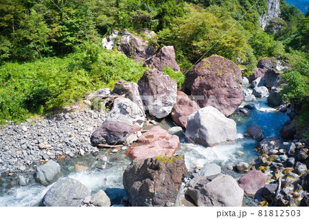 小滝川ヒスイ峡 巨大なヒスイの原石 新潟県糸魚川市（ドローンによる空