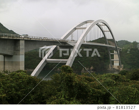 雨に打たれる天草の天城橋 81813527
