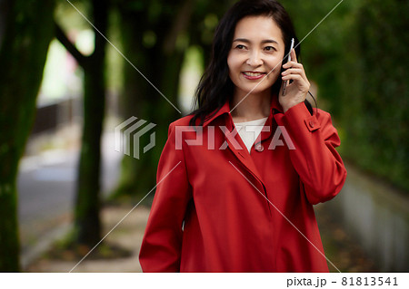コートを着た女性 コートを着た女性 81813541