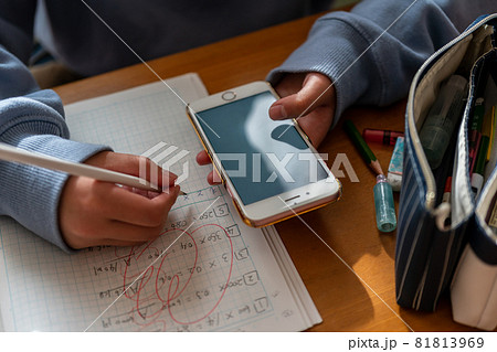 小学生のスマホで勉強 小学生のスマホで勉強 81813969