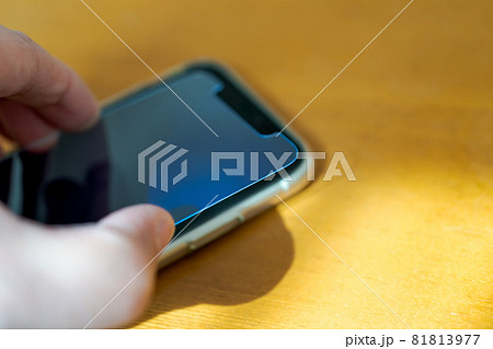 スマホに保護ガラスを貼る 81813977
