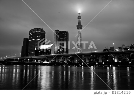 晩夏、小雨降る東京浅草より望むスカイツリー 　輝きを増すイルミネーション　川面に映る光　反射する輝き 81814219