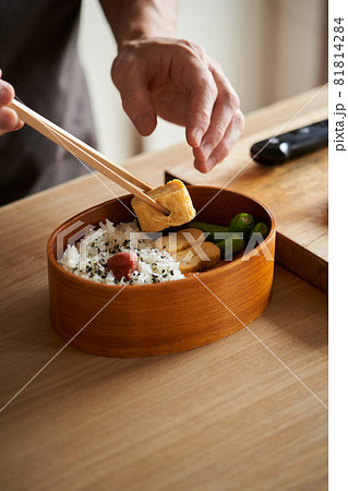台所でお弁当作りをする男性 81814284